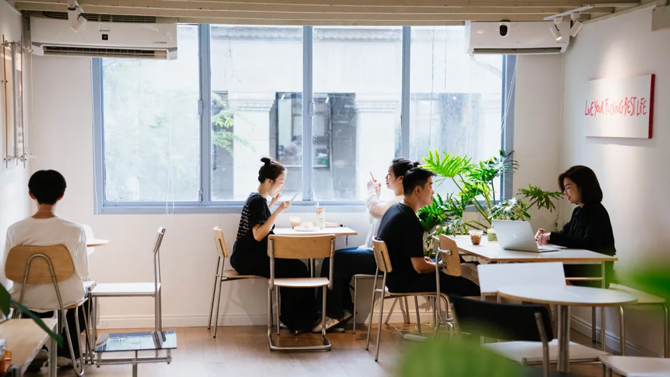 Góc ngồi yên tĩnh nhìn ra hành lang chung cư